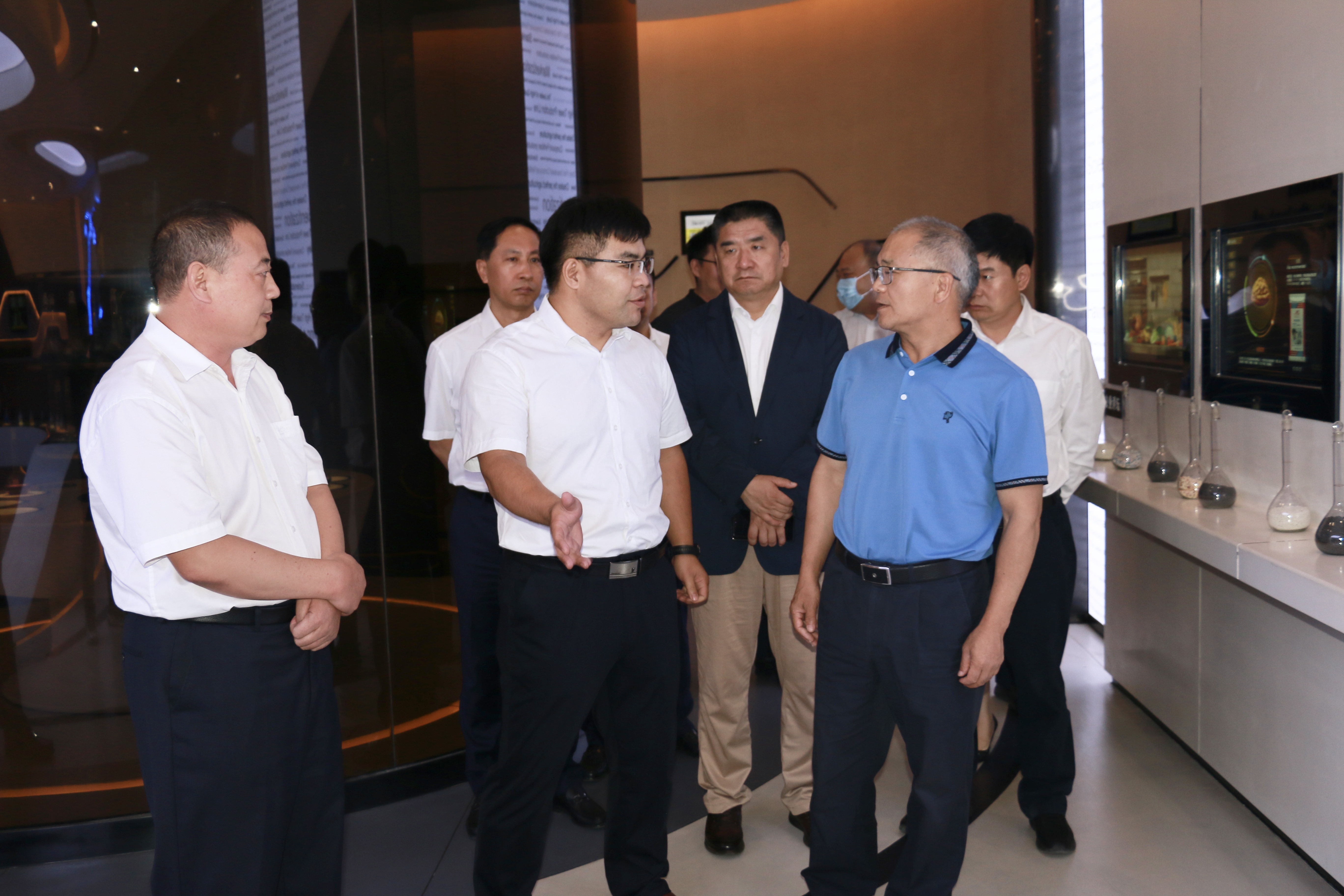 石部長(zhǎng)聽取公司情況匯報(bào).jpg 石部長(zhǎng)聽取公司情況匯報(bào).jpg